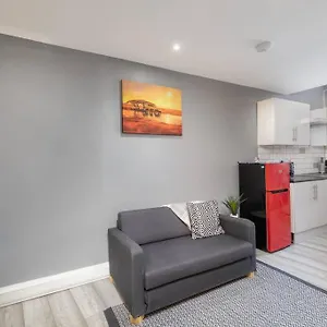 Luxury Living - Lovely 1 Bedroom Apartment